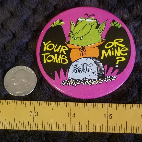 🎃 Vintage Halloween Flirty Vampire Cartoon pinback button 1980s - Picture 2 of 3